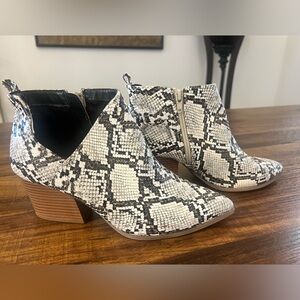 Snakeskin look Ankle Boots by Qupid. Size 7